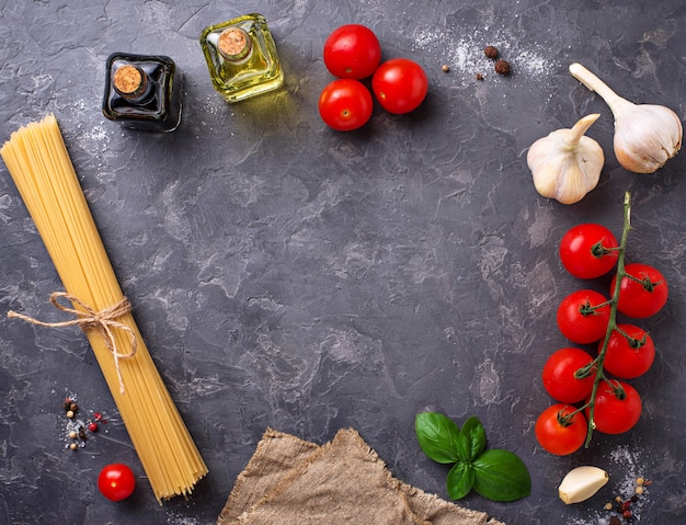 Pasta, tomate, aceite de oliva y vinagre.