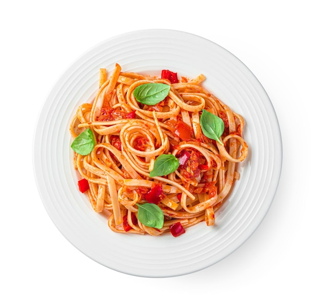 La pasta con tomate y albahaca está aislada en un fondo blanco