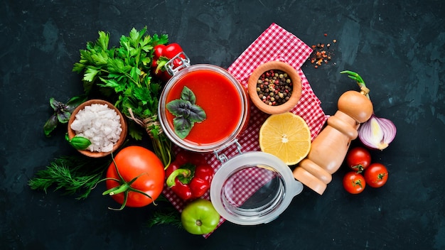 Pasta de tomate Ketchup con verduras caseras Vista superior Sobre un fondo negro Espacio libre para texto