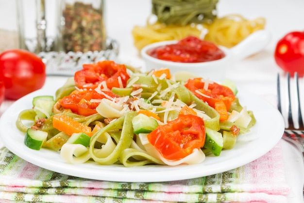 Pasta con tomate y parmesano en un plato blanco