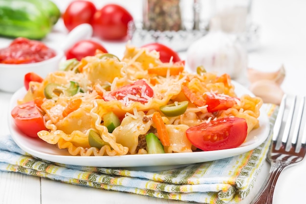 Pasta con tomate y parmesano en un plato blanco