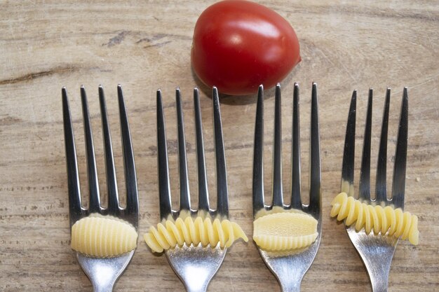 Foto pasta y tomate presentados a través de sus ingredientes