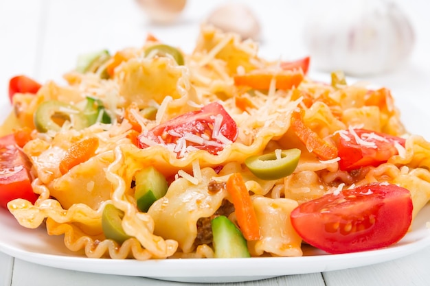 Pasta con tomate queso parmesano y aceitunas