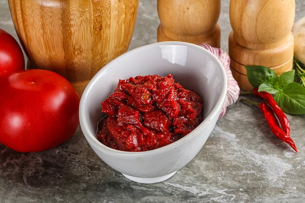 Pasta de tomate rojo orgánico natural en el bol