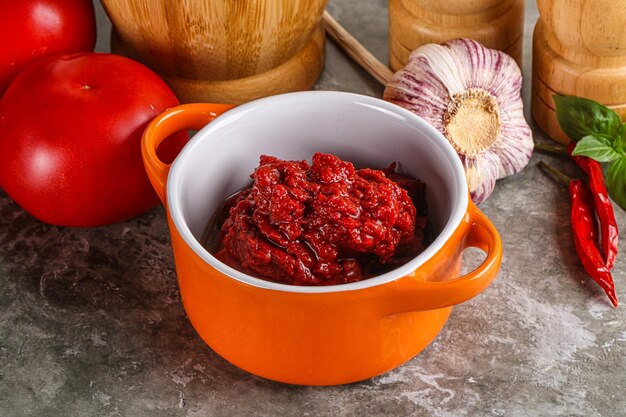 Pasta de tomate rojo orgánico natural