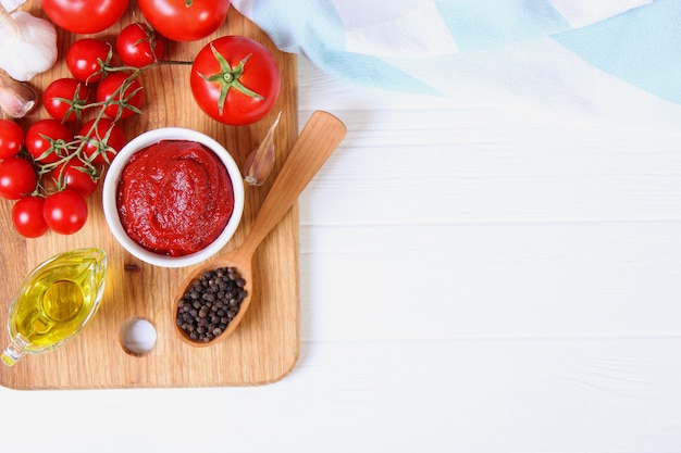 Pasta de tomate en la salsa de tomate de la vista superior de la mesa