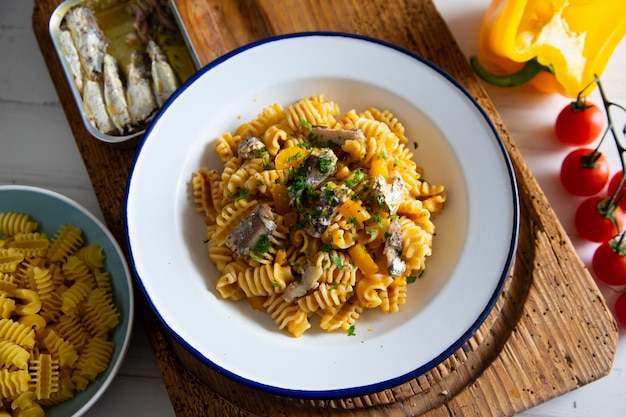 Pasta con tomate y sardinas. Receta tradicional italiana.