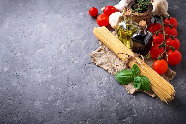 Pasta, Tomaten, Olivenöl und Essig