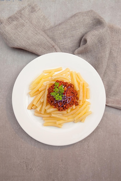 Pasta-Tomatensauce, Eulen und Teller mit Draufsicht auf das Essen