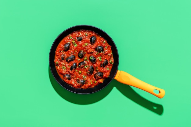 Pasta Tomatensauce italienisches Rezept über Ansicht auf grünem Hintergrund