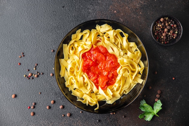 Pasta Tomatensauce Tagliatelle bereit zum Essen Snack auf dem Tisch kopieren Raum Essen Hintergrund