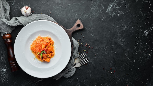 Pasta con tomates y ají en un plato Vista superior Espacio libre para el texto