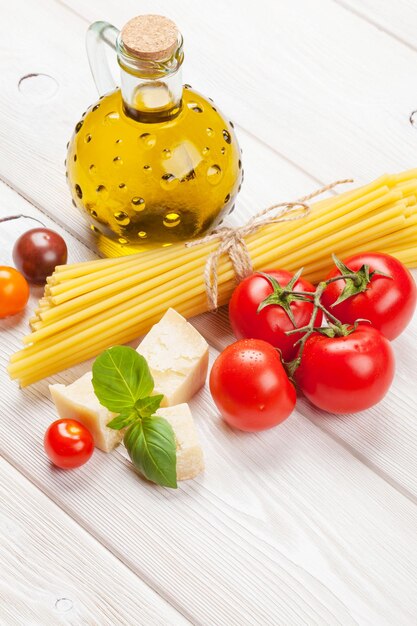 Pasta tomates albahaca sobre mesa de madera