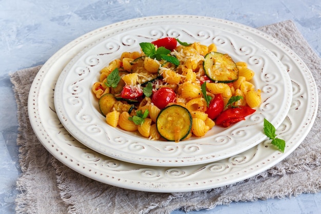 Pasta con tomates cherry y calabacín