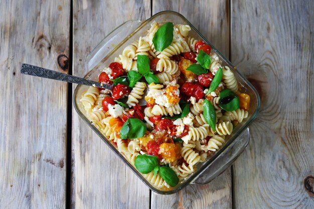 Pasta de tomates feta en forma de vidrio sobre una superficie de madera