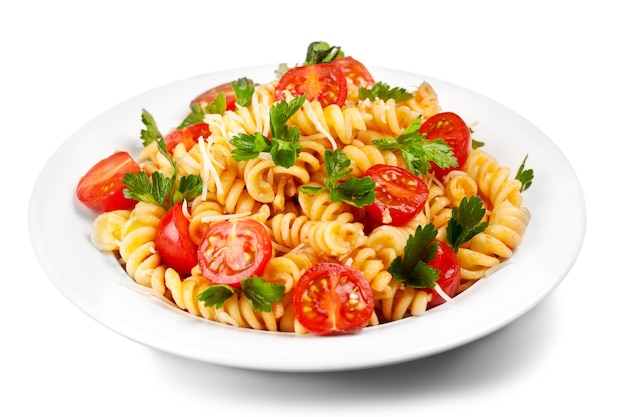 Pasta con tomates frescos y albahaca