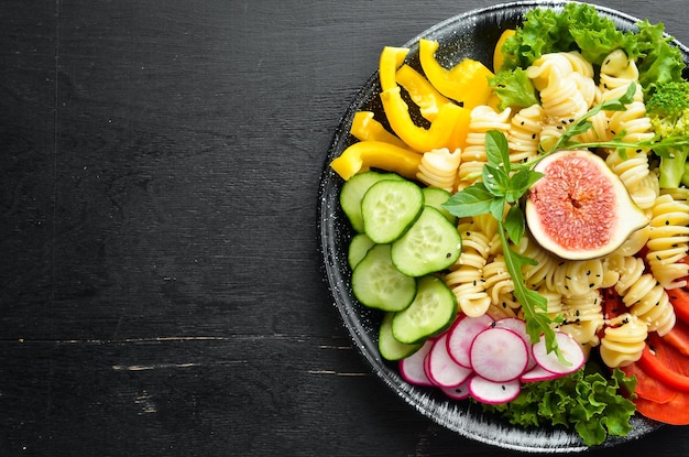 Pasta con tomates, higos y verduras frescas Receta del tazón de Buda Menú de platos Espacio de copia libre Vista superior