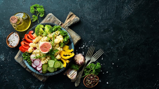 Pasta con tomates, higos y verduras frescas Receta del tazón de Buda Menú de platos Espacio de copia libre Vista superior