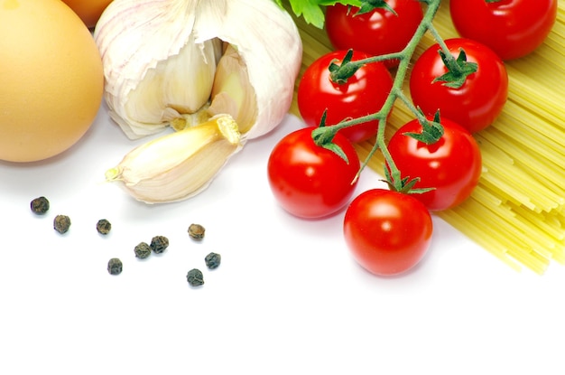 Pasta con tomates sobre un fondo blanco.