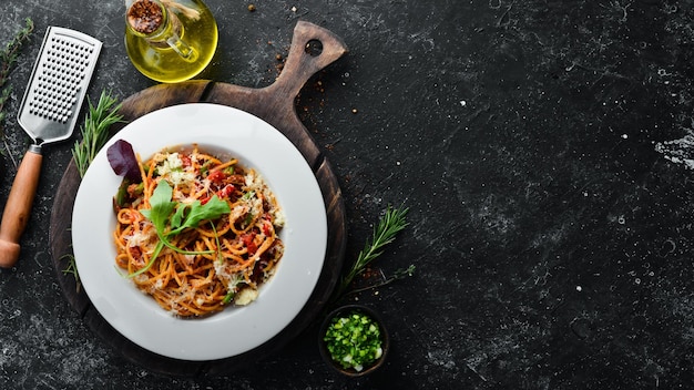 Pasta con tomates y verduras Carbonara Cocina italiana Vista superior Espacio libre para el texto