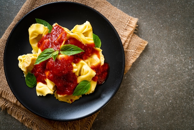 Pasta tortellini italiana con salsa de tomate