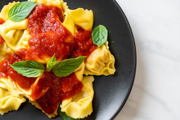 Pasta tortellini italiano con salsa de tomate - estilo de comida italiana