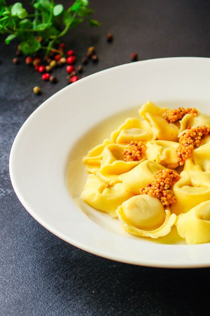 pasta tortellini con ravioles de relleno