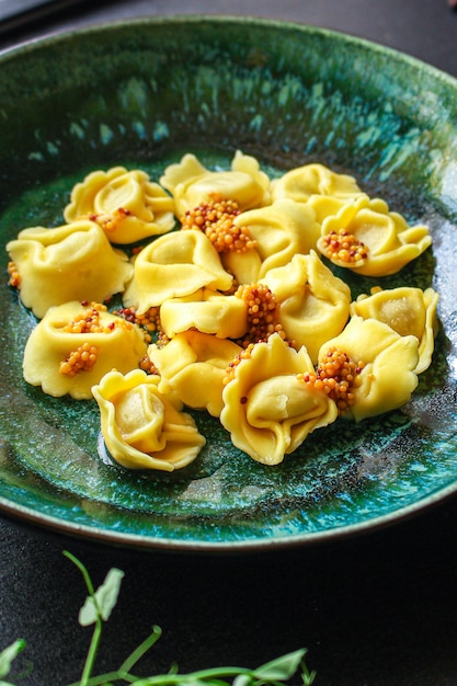 Foto pasta tortellini con relleno