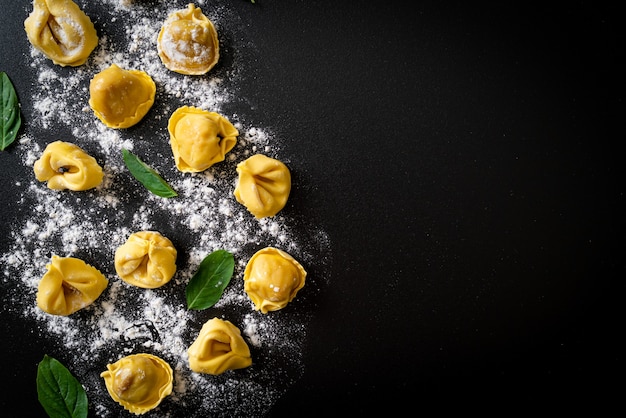 Pasta tortellini tradicional italiana - estilo de comida italiana