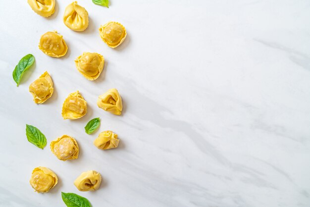 Pasta tortellini tradicional italiana. Estilo de comida italiana