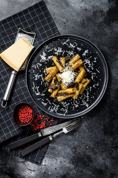 Pasta Tortiglioni mit schwarzem Trüffel und Boletus edulis, weißer Pilz. Draufsicht.