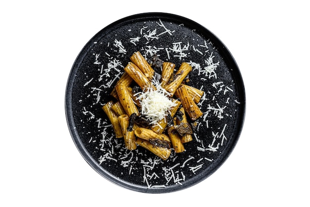 Pasta-Tortiglioni mit schwarzer Trüffel, weißer Pilz-Sahnesauce und Parmesankäse isoliert auf weißem Hintergrund