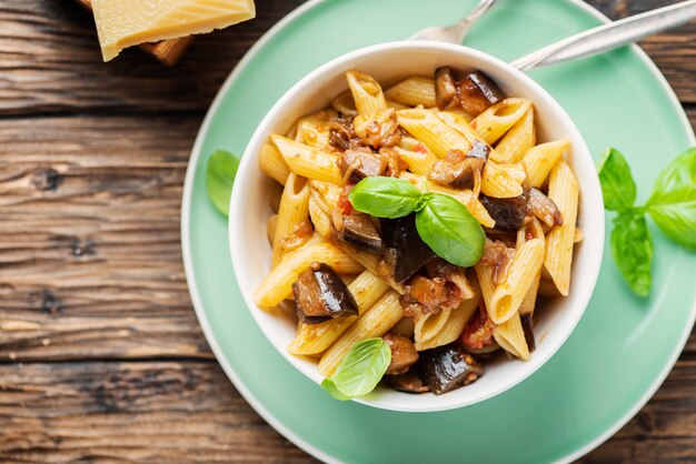 Pasta tradicional italiana con berenjenas