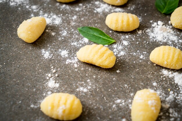 Pasta tradicional italiana con ñoquis, sin cocer