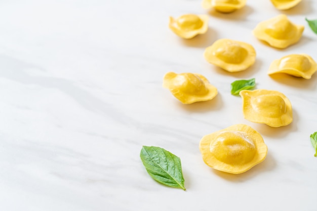 Pasta tradicional italiana con ravioles