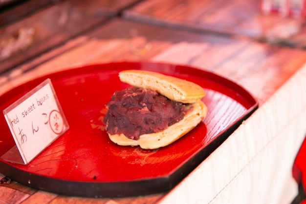 Foto pasta tradicional japonesa de frijoles azuki relleno dulce o anko en un puesto de mercado de alimentos de kioto