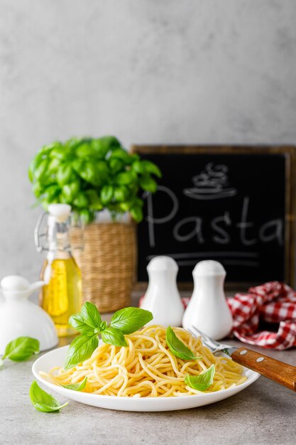 Pasta Traditionelles italienisches Essen Fadennudeln mit frischem Basilikum