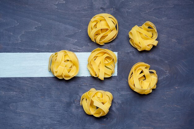 Pasta con trigo duro. Comida para veganos. Nutrición adecuada, comida sana. Fondo gris