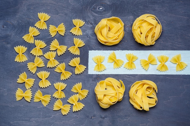 Pasta con trigo duro. Comida para veganos. Nutrición adecuada, comida sana. Fondo gris