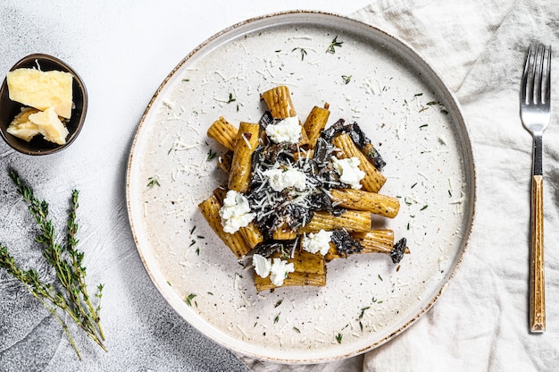 Pasta con trufa negra, champiñones blancos y queso parmesano