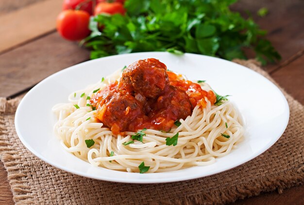 Pasta und Frikadellen mit Tomatensauce