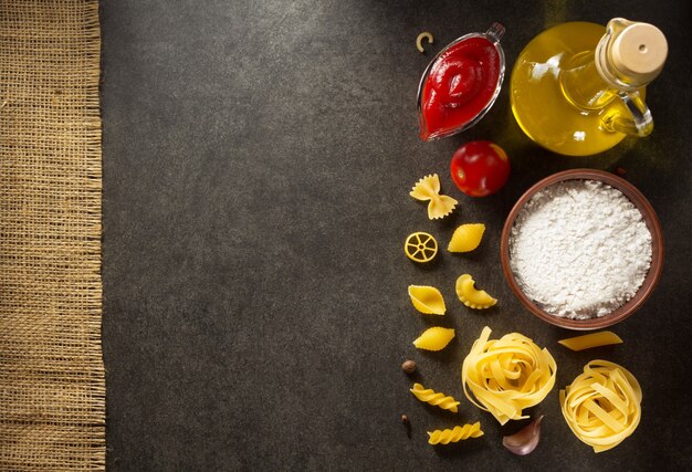 Pasta und Lebensmittelzutat im Dunkeln