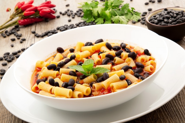 Pasta und schwarze Bohnensuppe