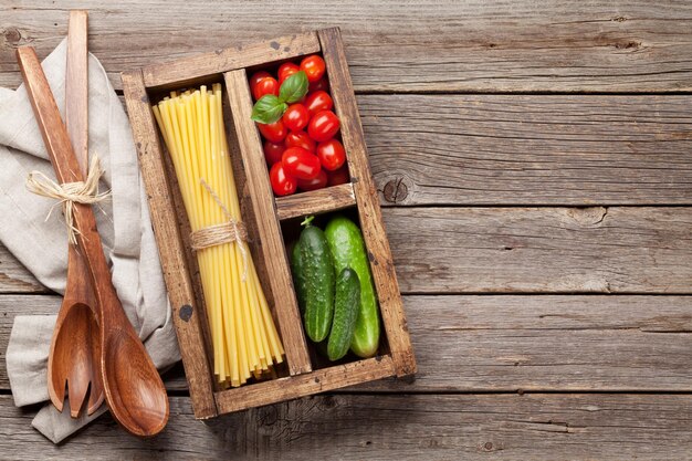 Pasta und Zutaten Tomaten-Basilikum-Gurke Kochkonzept Draufsicht mit Platz für Ihren Text