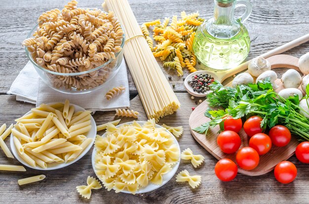 Pasta variada con champiñones y tomates cherry