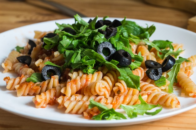 Pasta vegana cocida en un plato