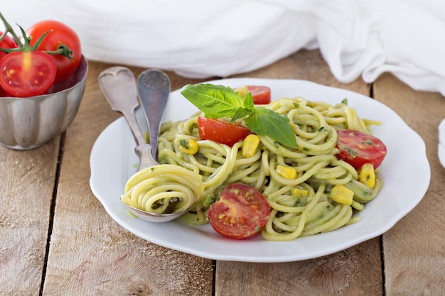 Pasta vegana con salsa de aguacate