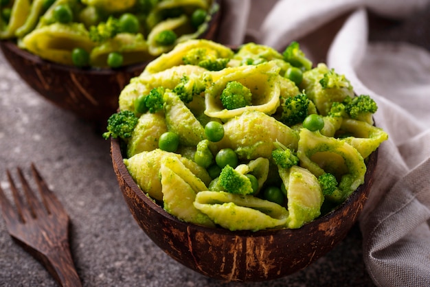 Pasta vegana con salsa verde