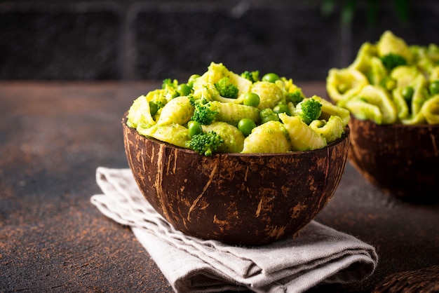 Pasta vegana con salsa verde