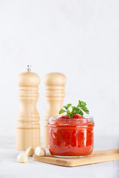 Pasta vegetal ajvar con especias y perejil sobre una tabla de madera